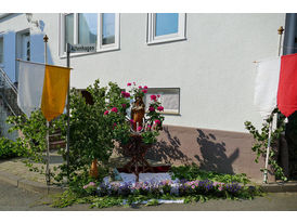 Fronleichnamsaltäre in den Naumburger Straßen (Foto: Karl-Franz Thiede)